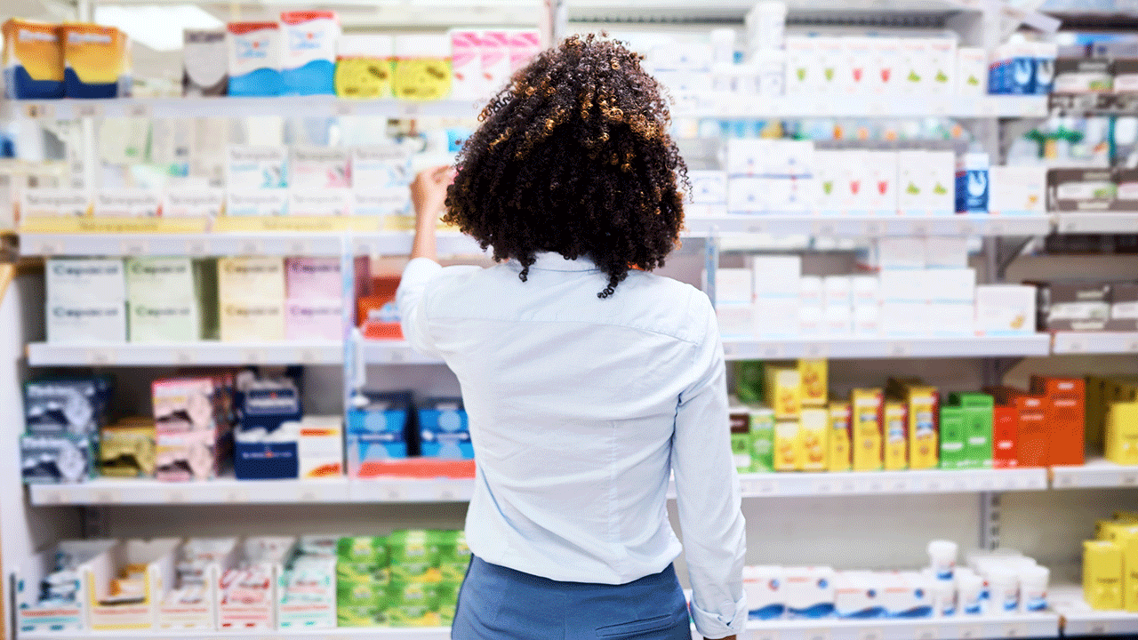 一名妇女在药店购物。