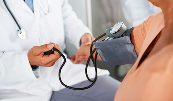 医生检查病人的血压。
