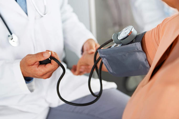 医生检查病人的血压。