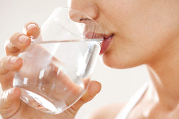 女人喝一杯水,保持水分对眼睛健康很重要。