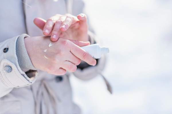 女人涂上保湿霜水合物手