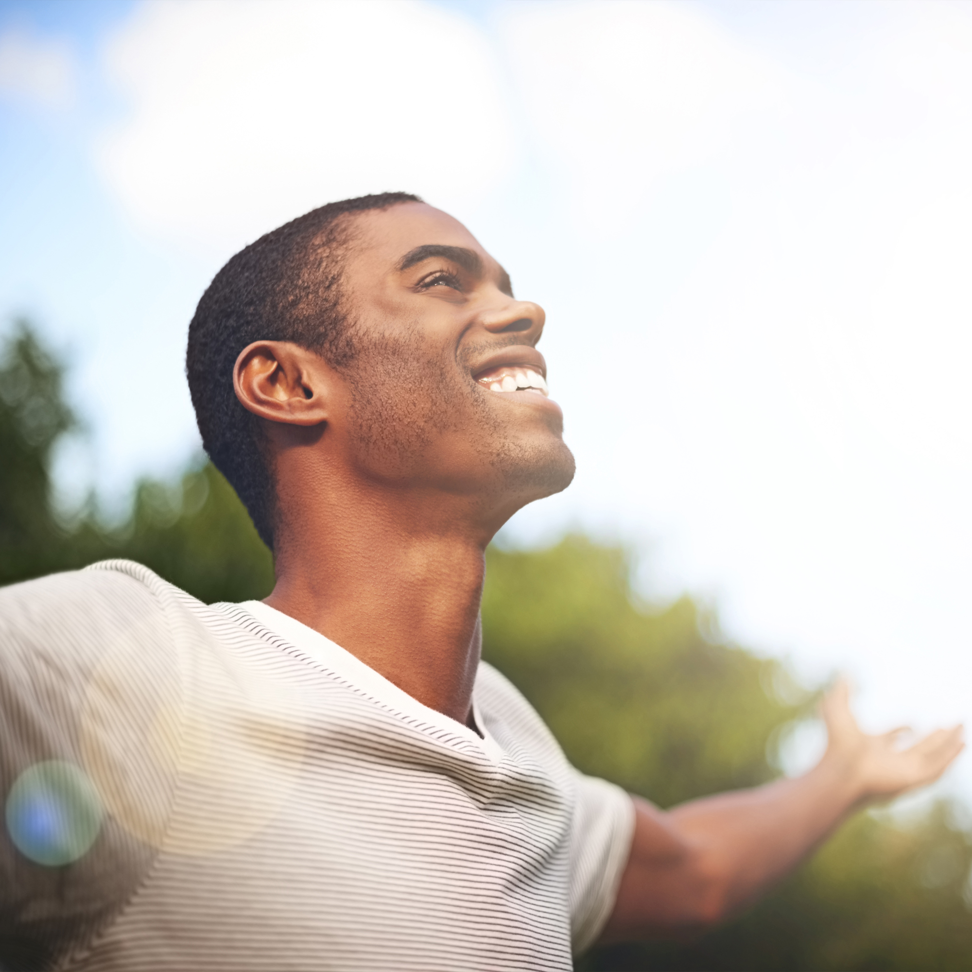 在外面微笑的男人