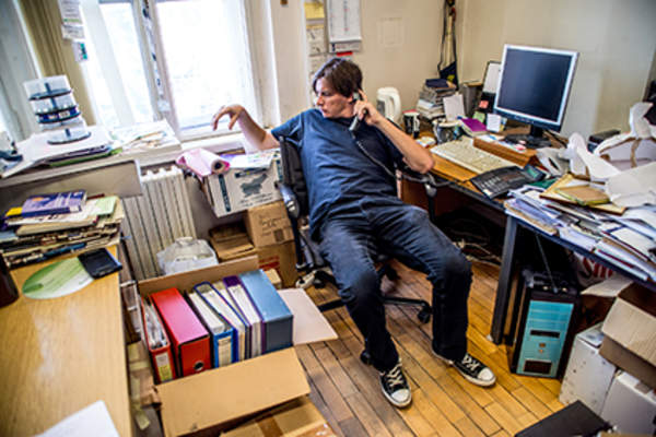 男子在凌乱的办公室。