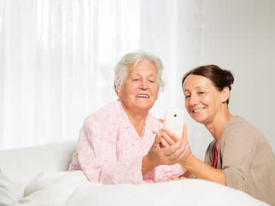 智能手机app上的看护人和病房。