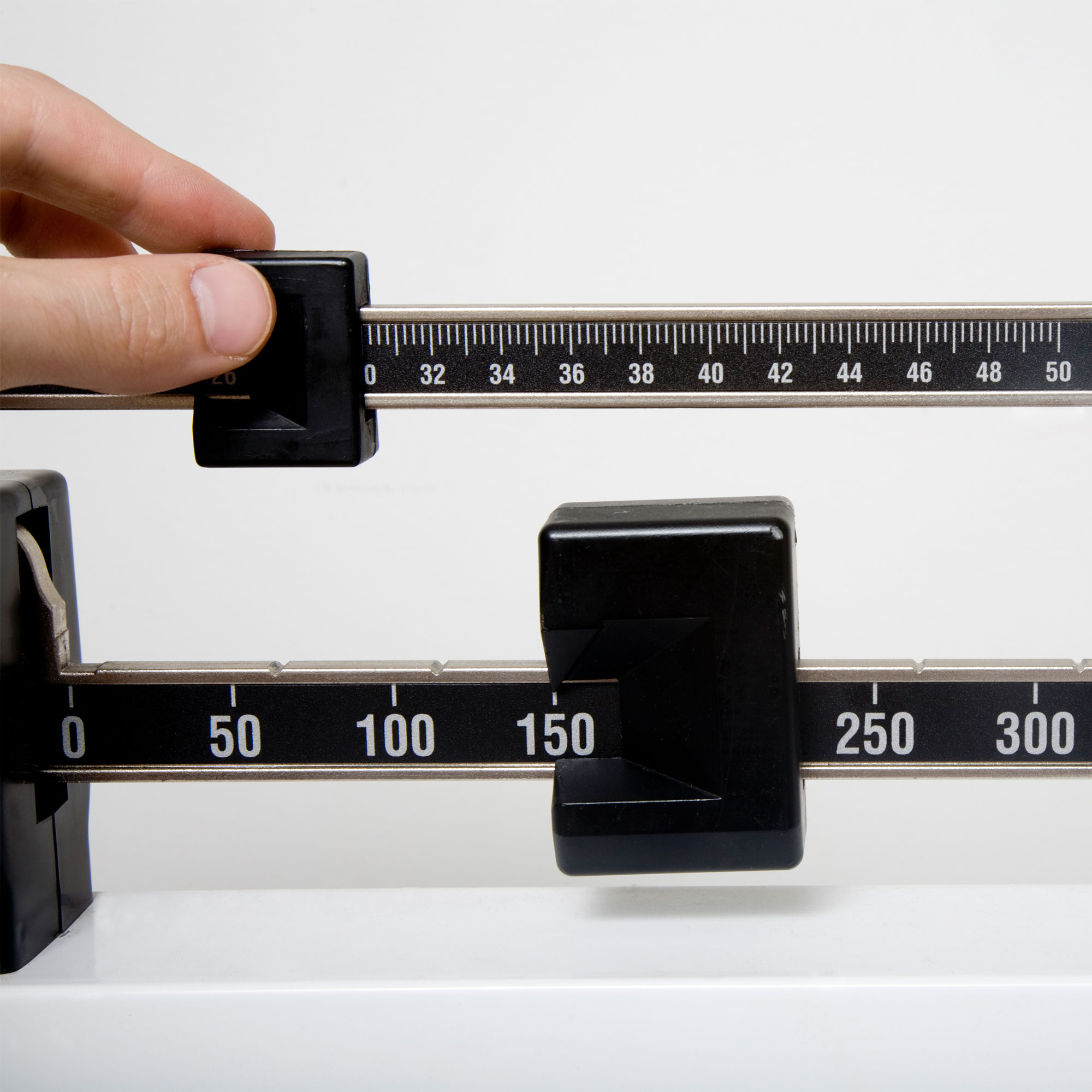 医生办公室里的体重秤特写