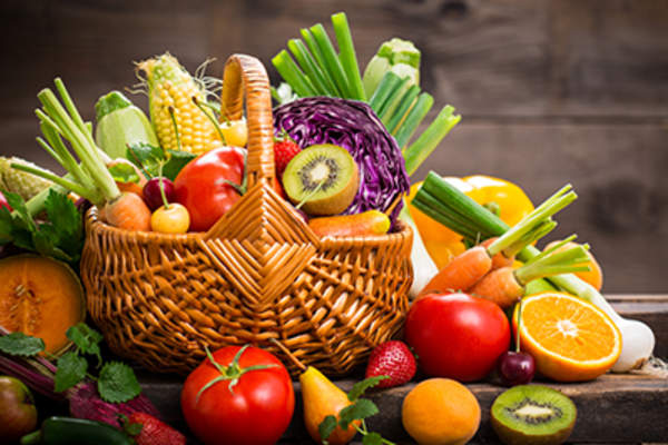 新鲜的水果和蔬菜在篮子里。