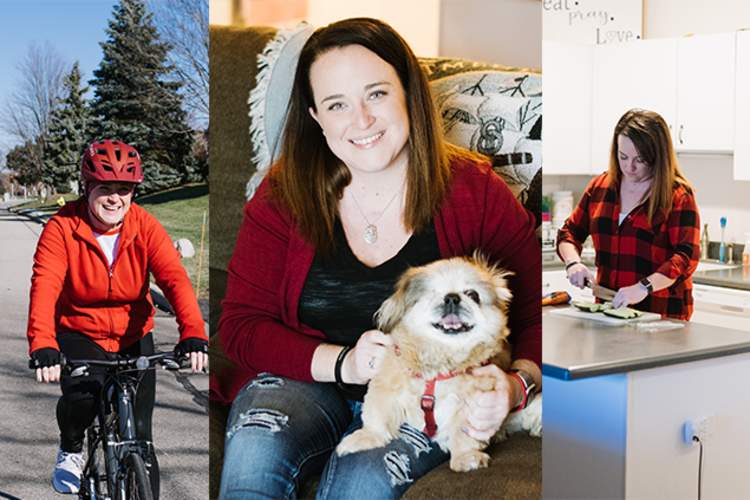 Kelsey Gumm骑着自行车,牵着她的狗,准备食物。