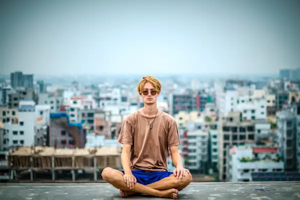 一个人在屋顶上冥想