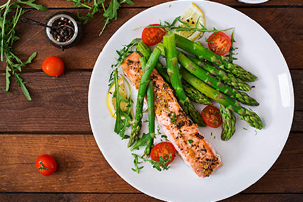 烤鲑鱼配上芦笋和番茄香草。