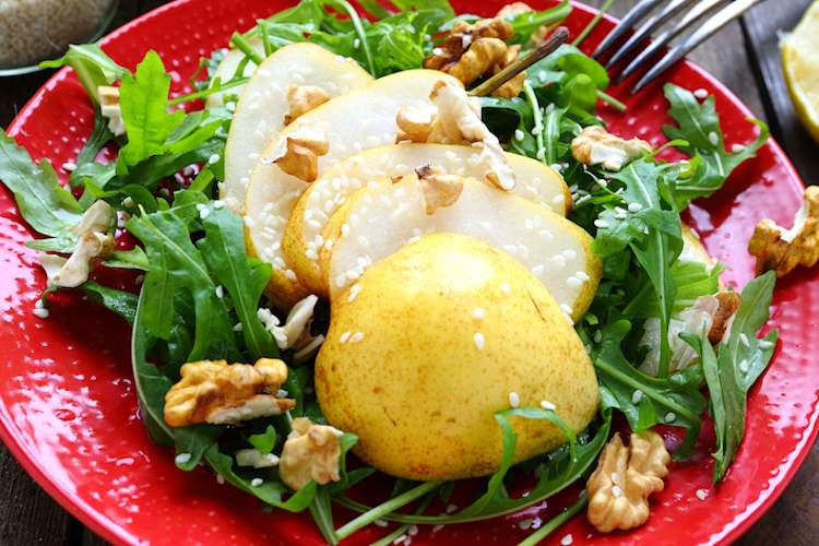 芝麻菜沙拉梨和柠檬酱