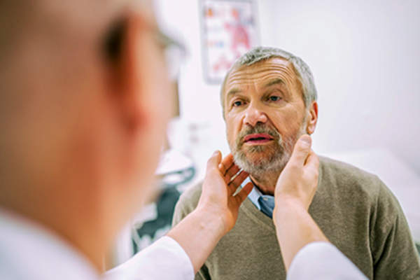 医生检查病人的脖子。