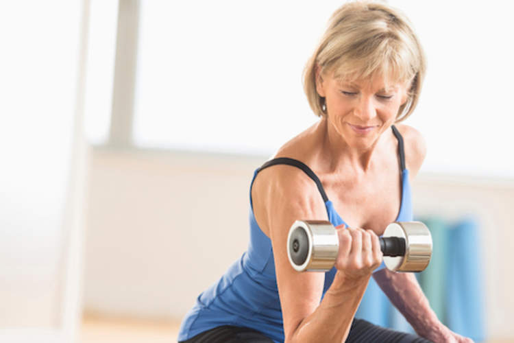 老妇人解除哑铃。