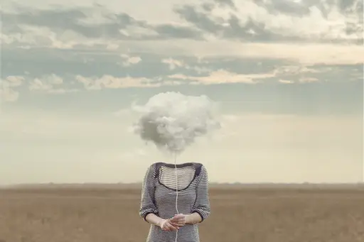 头部被云所取代的女人