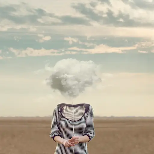 头部被云所取代的女人