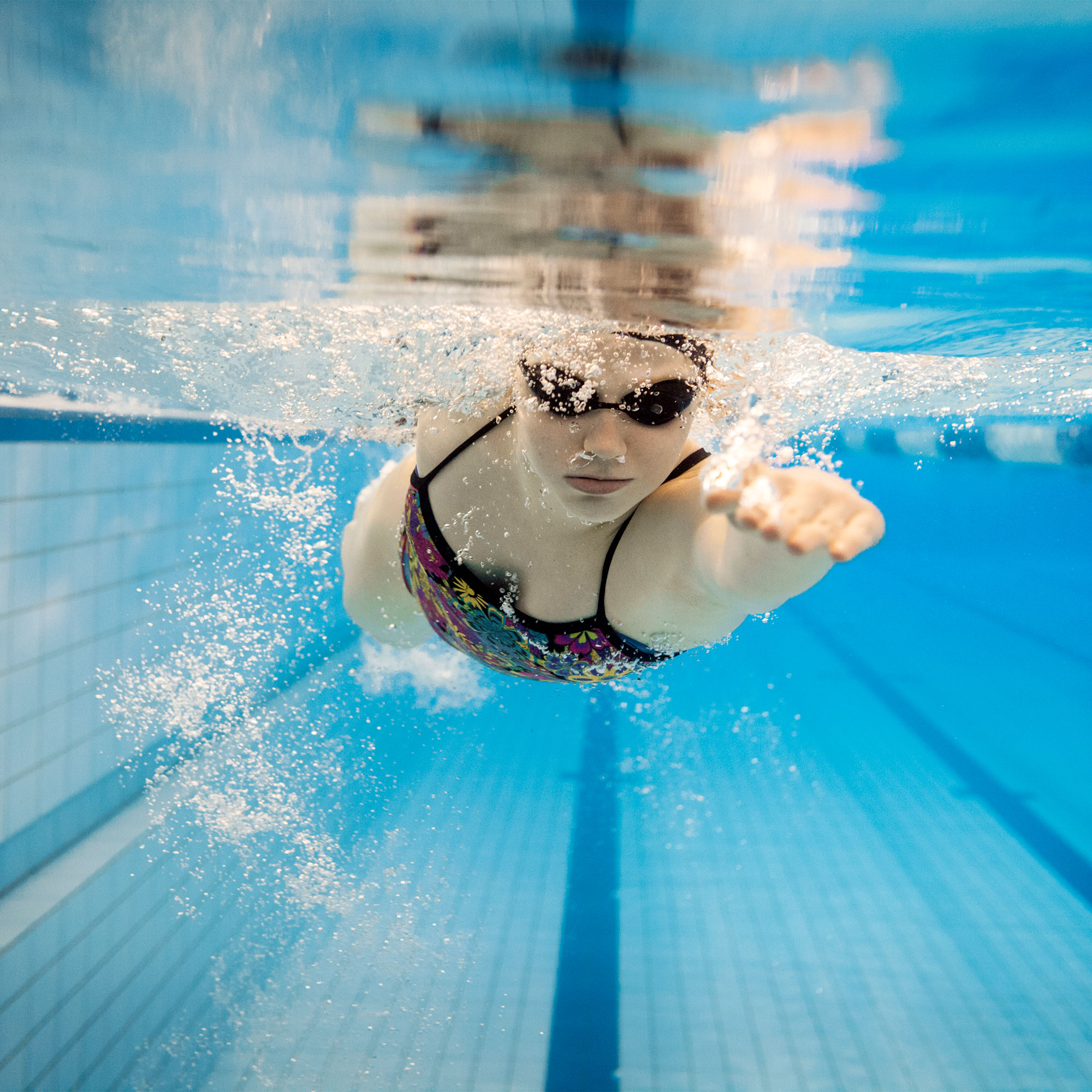 一个女人在游泳池里游泳