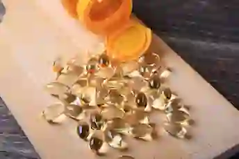 木制切菜板上的维生素凝胶胶囊。