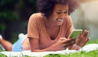 女性在户外使用智能手机应用程序。