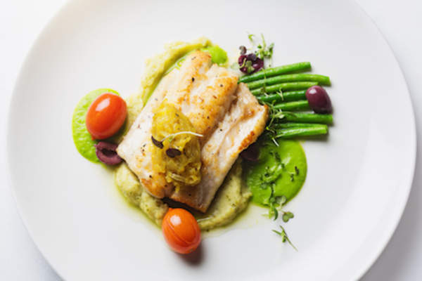 与蔬菜烤鱼的美食菜肴。