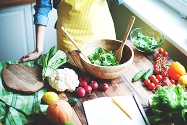 女人准备沙拉。