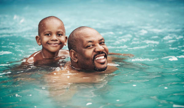 父亲游泳与他的儿子。
