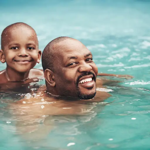 父亲和他的儿子一起游泳。