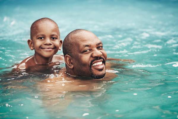 父亲游泳与他的儿子。
