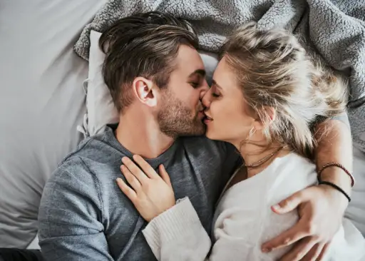情侣在床上接吻
