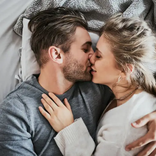 情侣在床上接吻