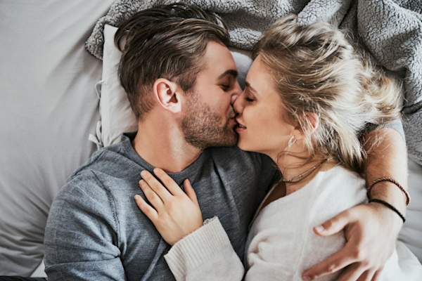 情侣接吻在床上