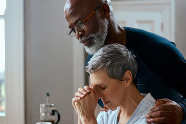 年长的男人支持他的妻子。