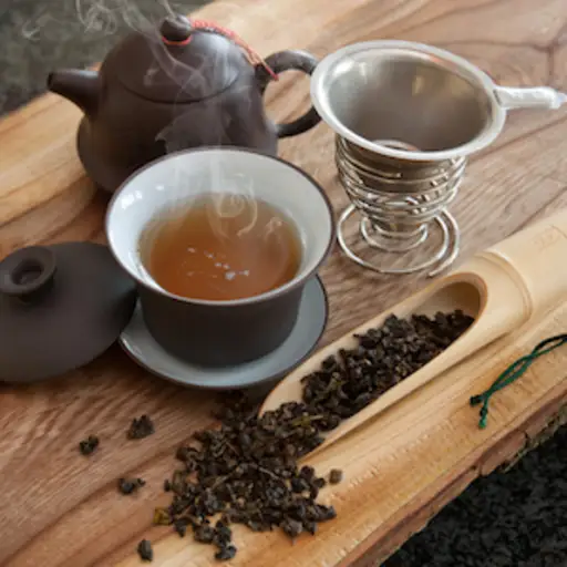 一杯乌龙茶配茶品。