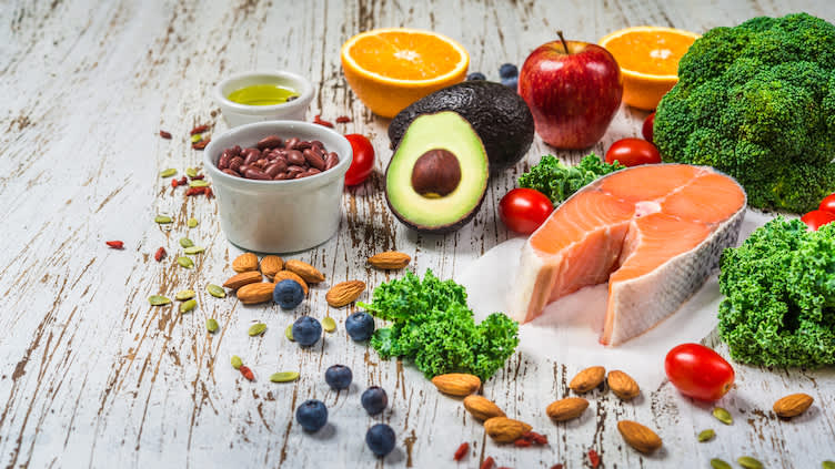 新鲜水果和蔬菜,鲑鱼,豆类和坚果。