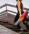 一个女人拿着瑜伽垫走楼梯