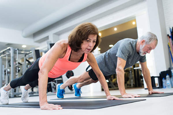 男人和女人做俯卧撑。