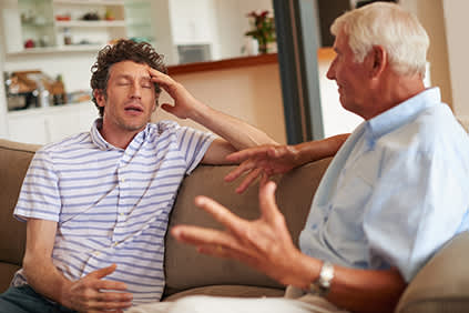 男人和年长的父亲争吵。