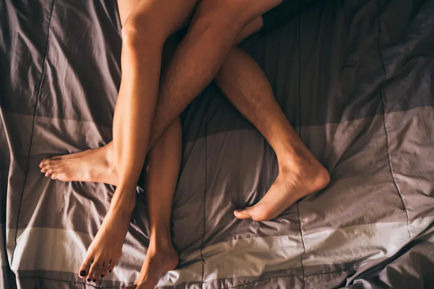 两腿并拢在床上