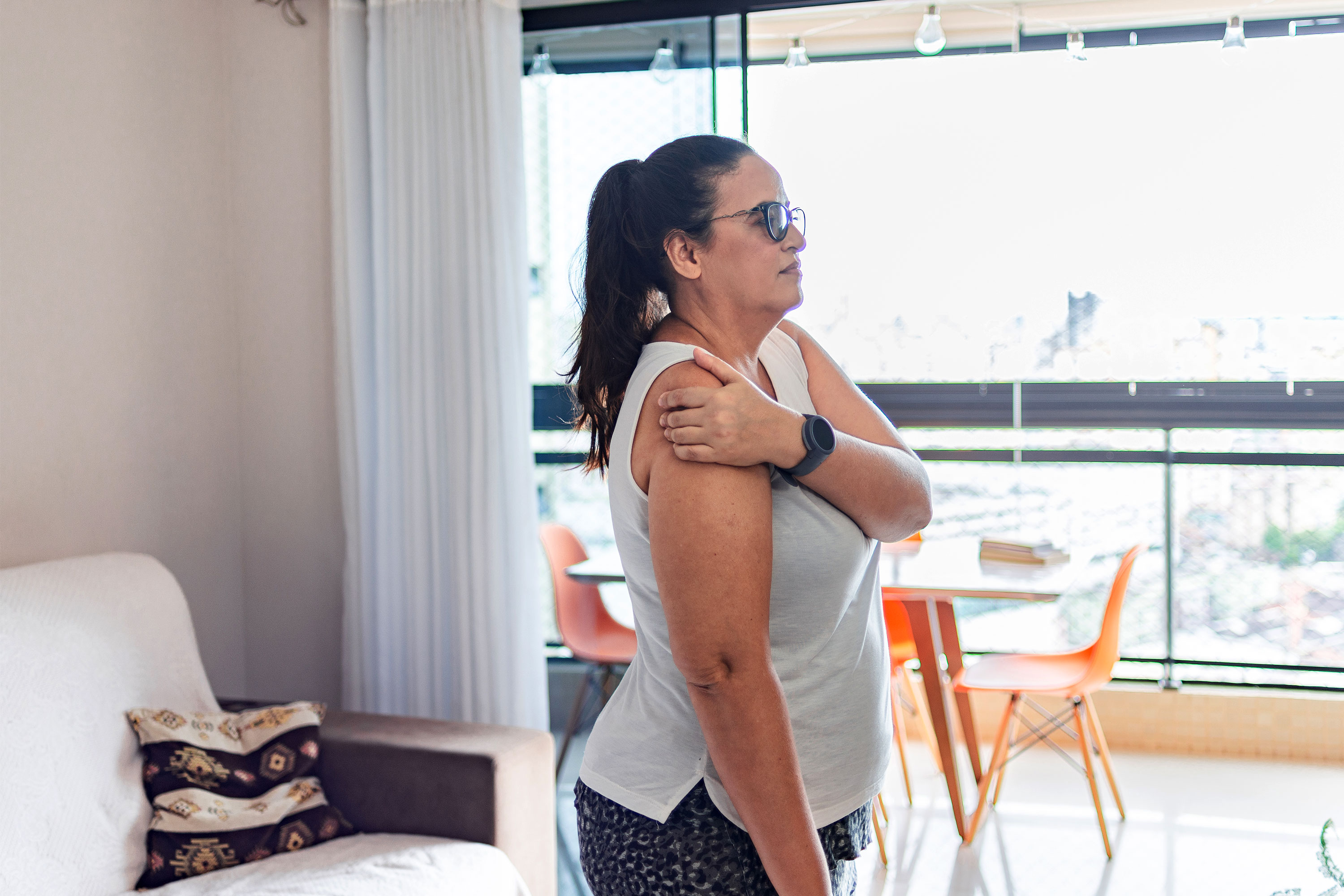 一个女人摸了摸她的胳膊