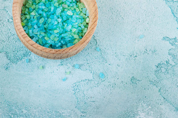 在浴室矿物浴盐的碗。