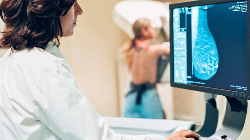 医生乳房X光检查时看着监视器