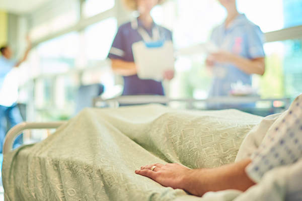 女性在手术后医院恢复室。