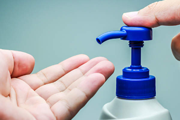 男人把洗液抽在手上。