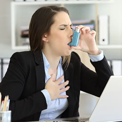 在办公室里用吸入器的女人。