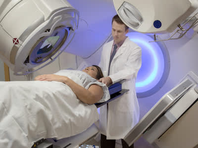 医生安排病人接受放射治疗。