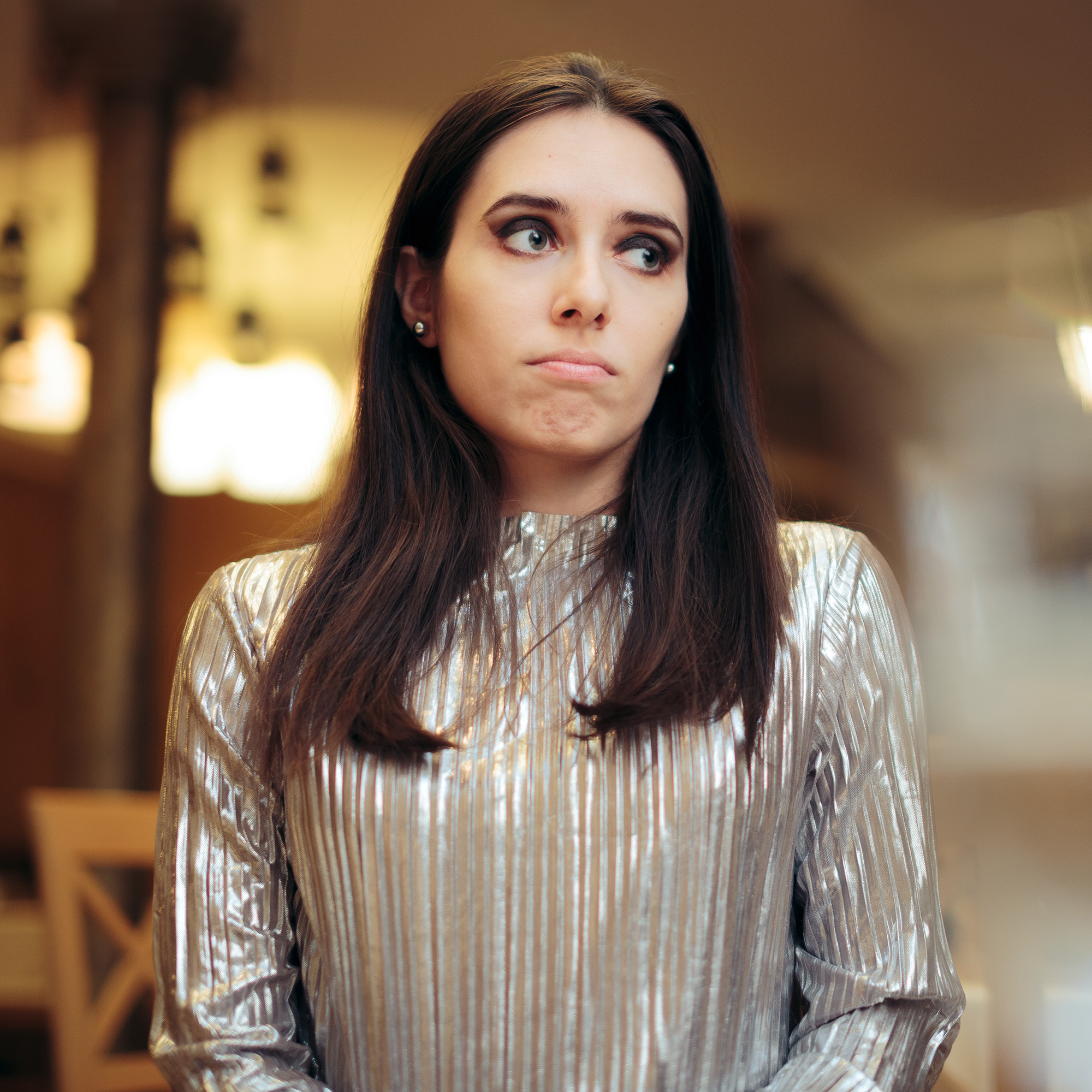 女人在一个聚会上考虑别的