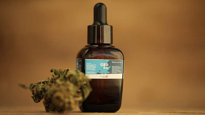 大麻花蕾旁边的CBD油