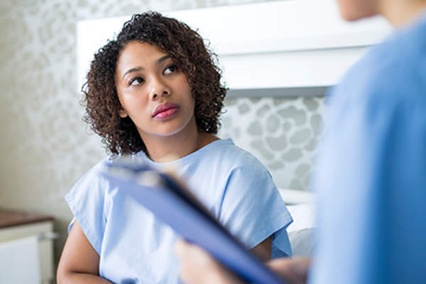 关注耐心倾听她的医生。