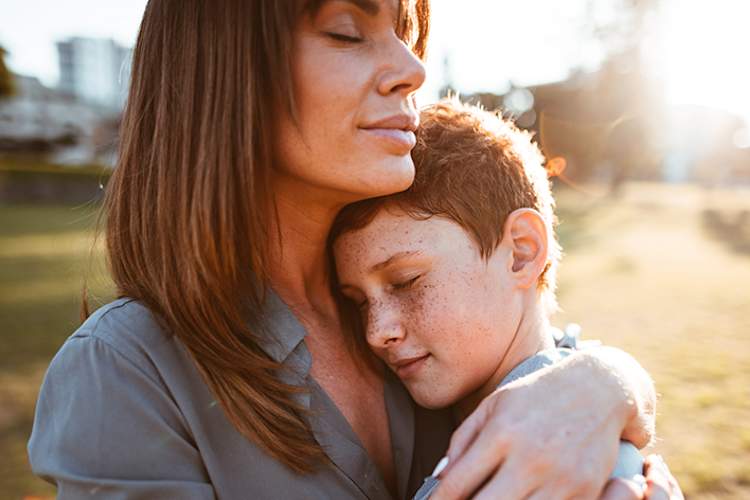 母子相拥。