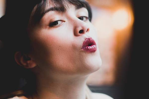 女人噘起嘴唇