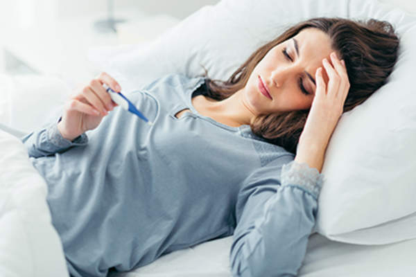 一个头痛发烧的女人。