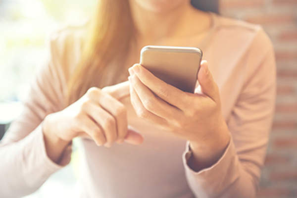 女人录制她的RA症状在她的手机上。